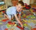 Bild: san
Eine Kleinstadt auf dem Spieleteppich im Wohnzimmer: Basti ist überglücklich, dass er wieder daheim ist.