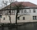 Bild: wro
Mit einem Kostenaufwand von rund 1,4 Millionen Euro soll der Gasthof „Zum roten Ochsen“ saniert werden. Der Markt Falkenberg beteiligt sich daran mit 100.000 Euro.