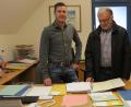 Bild: kö
Der Schreibtisch ist zwar noch nicht geräumt, aber die Tage von André Schille (links) als Geschäftsstellenleiter der VG Neunburg sind gezählt. Am 1. April 2019 tritt der 42-Jährige eine neue Stelle als Personalamtsleiter bei der Stadt Cham an. Sehr zum Bedauern des Gemeinschaftsvorsitzenden Hans Graßl (rechts) und seiner Bürgermeisterkollegen.