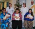 Bild: Verena Uschold, Klinikum St. Marien
Gleich drei Christkinder erblicken an Heiligabend in Amberg das Licht der Welt. Von links: Courtney Renee Dickerson mit Elaina, Regina Jobst mit Lorenz und Audrey May Cervantes mit Joseph Albert. Mit ihnen freuten sich Janet Hofmann, Jennifer Dorn (Station B2) und Klinikseelsorger Peter Bublitz (hintere Reihe, von rechts).