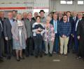 Bild: jr
Über 200 geladene Gäste waren am Freitagvormittag ins Feuerwehrgerätehaus nach Konnersreuth gekommen, um mit Bürgermeister Max Bindl gemeinsam den 60. Geburtstag zu feiern. Mit dabei waren (von links) 2. Bürgermeister Reinhard Wurm, Karl Haberkorn, Ernst Neumann, Andreas Malzer, Gattin Helga, Michael Hamann, Jubilar Max Bindl, Ehrenbürger Pfarrer Anton Vogl, Tochter Christina mit Enkel Henri, Sohn Andreas, Mutter Anna, Gisela Kastner, Toni Dutz, Klaus Meyer, Schwiegersohn Martin, Stefan Grillmeier, Landrat Wolfgang Lippert, Stefan Göcking und Pater Benedikt Leitmayr.