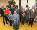 Bild: ibj
Den erfolgreichen Sportlern (vorne), Heimatpfleger Ludwig Graf (vierter von rechts) und Kirchenpfleger Konrad Huber (sechster von rechts) gratulierten und dankten Bürgermeister Bernhard Lindner (links), 3. Bürgermeisterin Evi Höllerer (vierte von links) sowie 2. Bürgermeister und HKA-Vorsitzender Georg Götz und AOVE-Geschäftsführerin Waltraud Lobenhofer (von rechts).