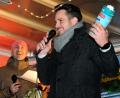 Bild: Stephan Huber
Andreas Diehl (vorne) und Fabian Wendl bringen bei der ersten Christbaumversteigerung so einiges unter den Hammer - alles für den guten Zweck.