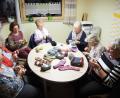 Bild: bl
Jeden Donnerstag um 16 Uhr treffen sich die fleißigen Strickerinnen im Pfarrbüro. Daheim wird die Produktion für den guten Zweck dann das ganze Jahr über fortgesetzt. Nur in den Schulferien ist Pause.