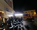Bild: mor
Vorweihnachtlicher Einsatz für die Feuerwehr beim "Dichtmachen" des eingeschlagenen Schaufensters.