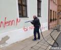 Bild: exb
Jürgen Götz rückt den Buchstaben mit seiner Spezialmaschine zu Leibe.