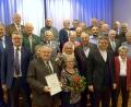 Bild: gac
Landrat Richard Reisinger (links), Bürgermeister Michael Göth (Zhweiter von links), Dekan Karlhermann Schötz (1. Reihe, Zweiter von rechts) und Ehrenvorsitzender Andreas Weber (1. Reihe links) gratulierten allen Jubilaren.