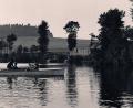 Repro: wro
Das alte Bild zeigt die öffentliche Badeanstalt „Kornthaner Weiher“ mit den Kabinen. Vorne ist das 1935 angeschaffte Ruderboot zu sehen.