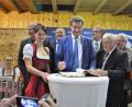 Bild: mp
Beim CSU-Sommerempfang in Guteneck trägt sich Ministerpräsident Markus Söder ins Goldene Buch der Gemeinde ein.