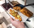 Bild: Christian Knieps/dpa
Kunden können sich bei Ikea ihren eigenen Hotdog kreieren.