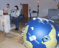 Bild: hai
Die Pfadfinder rufen im Gottesdienst zu Nachhaltigkeit auf. Dazu haben sie einen überdimensionierten vermüllten Erdball mitgebracht.
