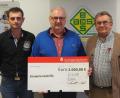 Bild: gz
Die Firmeninhaber Fabian und Ludwig Bauriedl übergeben Herbert Putzer von der Krebshilfe eine Scheck über 2000 Euro.
