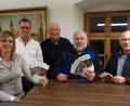 Bild: u
Das Organisationsteam von „Kummt’s eina“ (von links): Tourismusbeauftragte Monika Reindl, Bürgermeister Hermann Falk, Altbürgermeister Hans Drexler, Werner Stein, Kreisvorsitzender des Nordbayerischen Musikbunds, und Gewerbeverbandsvorsitzender Alfred Härtl.