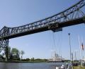 Bild: Christian Hager/dpa
Die Hochbrücke mit der Schwebefähre über den Nord-Ostsee-Kanal bei Rendsdurg.