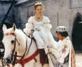 Bild: WDR/Degeto
Unvergesslich: Die Schlussszene wurde im Hof der Burg Svihov gedreht. Der Prinz (Pavel Trávnícek) passt Aschenbrödel (Libuse Safránková) den verlorenen Schuh an.
