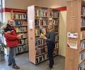 Bild: oy
Karina Weiß und Martin Franitza von der Interessengemeinschaft Freunde Rosenbergs sehen im öffentlichen Bücherschrank eine echte Erfolgsgeschichte.