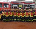 Bild: gi
Die Feuerwehrleute zeigen sich mit ihren neuen Schutzanzügen. Bürgermeister Hermann Ach (Dritter von links) sowie Johannes Dachs freuen sich mit ihnen.