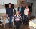 Bild: gz
Bürgermeister Reiner Gäbl überbringt Berta Demleitner im Beisein von Maria Klug, Christoph und Ilona Demleitner (v.r.) die Weihnachts- und Neujahrsgrüße der Gemeinde.