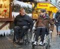 Bild: gld
Häufig sind die wirklich hilfreichen Dinge für Rollstuhlfahrer die, die unbewusst so gemacht werden. Die Höhe der Preisschilder in den Buden zum Beispiel. Alexander Grundler (links) erklärt mir, worauf es ankommt, damit alle voll an der Gesellschaft teilhaben können.