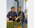 Bild: exb (Susanne Lehner)
Die zertifizierten Kräuterführerinnen Cornelia Stahl (links) und Susanne Lehner (rechts) mit traditionellen Räucherpflanzen für die Rauhnacht am Freitag, 4. Januar in Tirschenreuth.