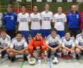 Bild: bra
Die A-Junioren des SV Raigering holten sich den Titel. Auf dem Bild von links Kreisjugendleiter Klaus Meier, Trainer Wolfgang Grünwald, Trainer Klaus Bäumler, Turnierleiter Karlheinz Luber.