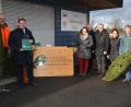 Bild: jr
Eine vorweihnachtliche Bescherung gibt es für die Tafelbezieher in der Mitterteicher Tafel. Der Forstbetrieb Waldsassen verteilt kostenlos 55 frisch geschlagene Christbäume. Mit dabei sind (von links) Forstwirtschaftsmeister Siegfried Schwarzbauer, zweiter Bürgermeister Stefan Grillmeier, Nicole Fürst, Karl Haberkorn, Bürgermeister Roland Grillmeier sowie Doris und Gerhard Schneider.