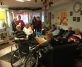 Bild: myd
Im Seniorenheim St. Sebastian in Grafenwöhr wurden die Senioren mit kleinen Geschenken bedacht. Dazu überreichte AsF-Vorsitzende Conny Spitaler (stehend Zweite von links) eine Spende für das Haus an Heimleiterin Brigitte Adam (stehend links),