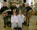 Bild: rn
Ein Bläserensemble gestaltet die Waldweihnacht an der Maria-Hilf-Bergkirche musikalisch und zwei Engel überbringen himmlische Grüße.