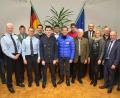 Bild: dob
Zum letzten Mal war diesmal Erster Polizeihauptkommissar Wolfgang Franz von der Bundespolizei (Zweiter von links) dabei. Er stellte mit Polizeioberrat Gerhard Höfler (Vierter von links) den neuen Leiter vor. Ein neues Gesicht gibt es auch bei der Grenzpolizeiinspektion mit Gerhard Lutzenberger (Sechster von links).