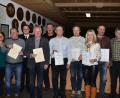 Bild: fjo
Hans Preßl, Max Voit, Eugen Frölich, Franz Peintinger, Gregor Jäger, Kerstin Krämer-Höreth und Michael Bogner (von links, mit Urkunden) lassen sich ihre Auszeichnungen für langjährige Treue nicht entgehen.