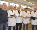 Bild: es
Die Preisrichter Josef Franz aus Kotzenbach, Josef Schießl aus Hundzell bei Kötzting, Dieter Korzendorfer aus Grundlitz und Anton Endler aus Mehlmeisel (von rechts) sind am Sonntagvormittag voll es Lobes über die züchterischen Leistungen. Ganz besonders freut das Vorsitzenden Johann Putzer (links).