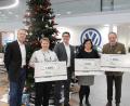 Bild: Andreas Köllner, Fischer Automobile GmbH
Betriebsleiter Roland Franz (links) und Geschäftsführer Thomas Fischer (Mitte) übergeben die Spenden an die Vertreter der drei Organisationen: Katrin Panek, Angelika Hiltl und Gernot Schötz (von links).