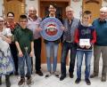 Bild: du
Niklas Schieder (Mitte) gewinnt beim Schützenverein „Hubertus“ Schirmitz die von Vorjahressieger Manfred Schottenhaml (Dritter von rechts) gestiftete Weihnachtsscheibe. Mit im Bild die besten Schützen auf die Glücksscheibe und weitere Preisträger.