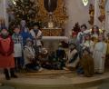 Bild: dob
Im Schein der Christbaumbeleuchtung am Altar verfolgen die Gläubigen die Geburt des Jesuskindleins in der Waldauer Benefiziumskirche St. Johannes Nepomuk.