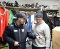 Bild: brü
Sascha Wendl (links) bei den Vorbereitungen für ein Nachwuchstraining. In dieser Szene fachsimpelt der 19-Jährige mit Bernhard Keil über das wichtigste Arbeitsinstrument der Eishockeyspieler – den Schläger.