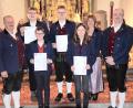 Bild: bö
Von links: Vorstand Markus Mitschke, Raphael Junkes (Bronze -Trompete), Lukas Geitner (Bronze -Posaune), Christoph Reindl (Gold – Tenorhorn), Franziska Höllriegl (Bronze – Klarinette), Anja Paulus, Michael Schaefer.