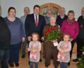 Bild: jr
Über zahlreiche Gratulanten freute sich am Donnerstag Kristina Tretter. Im Bild (von links) Schwiegersohn Michael, Tochter Carmen, Sohn Gerwin, 2. Bürgermeister Stefan Grillmeier, Josef Fennerl, Jubilarin Kristina Tretter, Walter Siller, Maria Kraus, sowie Stadtpfarrer Anton Witt sowie vorne die Zwillings-Enkelkinder Hermine (links) und Josepha.