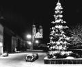 Bild: Sammlung Treml/exb
Der öffentliche Christbaum auf seinem ersten Standort in der Anlage gegenüber der Sparkasse vor der ehemaligen „Glück-Villa“.