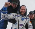 Bild:  Shamil Zhumatov/dpa
Astronaut Alexander Gerst ballt die Faust nach der Landung aus der Sojus-Raumkapsel in der Nähe der Stadt Scheskasgan.