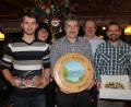 Bild: frd
Schützenmeisterin Sonja Bauer (links hinten und ihr Stellvertreter Hans Brunner) ehrte den Gewinner der Nussschießens und die Nächstplatzieren.
