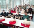Bild: exb
Die Schüler der Klasse 10b üben an den Mini-Anne-Puppen die Herz-Druck-Massage .