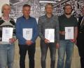 Bild: sei
Firmenchef Anton Forster (rechts) ehrt langjährige Mitarbeiter. Eine Urkunde für zehnjährige Firmenzugehörigkeit erhalten (von links) Alexander Wilmann, Wolfgang Sommer, Achim Rosner und Stefan Meixner.