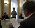 Bild: esa
Philipp Franz (Zweiter von links), arbeitet gerade ein Jahr in Issy. Der Delegation berichtet er von seinen Erfahrungen. Weidens Oberbürgermeister Kurt Seggewiß, Clémence Ulm und Alain Levy (von rechts) hören zu.