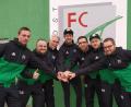 Bild: exb/Lukas Stark
Für die Fußballabteilung des FC Weiden-Ost ziehen sie an einem Strang: (von links) Fabian Frey, Denis Strohbach, Vorsitzender Franz Bäumler, Florian Gillitzer, Marc Diener, Andreas Heller und Martin Oppitz. Nicht auf dem Bild ist Dominik Forster.