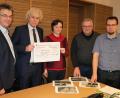 Bild: Landratsamt Tirschenreuth/exb
Insgesamt 2000 Euro haben die Mitarbeiter des Landratsamt gesammelt. Von links: Pressesprecher Walter Brucker, Landrat Wolfgang Lippert, Kreisfachberaterin Manuela Pappenberger, Heribert Hasenfürter und Martin Weiß von der Tiefbauverwaltung.