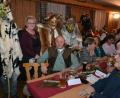 Bild: hcz
Kordula Hoffmann nehmen die Perchten mit. Stadträte und Bürgermeister belästigen sie zwar. Doch sie dürfen bleiben.