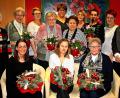 Bild: R. Kreuzer
Hilde Zebisch (links) und Silvia Zeitler (5. von links, stehend) ehren langjährige und ausgeschiedene Mitarbeiter des AWO-Seniorenheims Franz Zebisch und ehrenamtliche Kräfte.