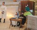 Bild: Kunz
Ein kleiner, grüner Außerirdischer beobachtet beim Krippenspiel in St. Michael von seinem Raumschiff aus die Geburt Jeus.