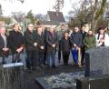 Bild: Dobmeier
Die CSU gedenkt ihrer verstorbenen Pateifreunde zum Jahresende auf dem Stadtfriedhof, hier am Grab von OB Hans Schröpf, der 2012 verstarb.