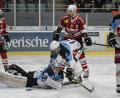 Bild: gb
Goalie Daniel Filimonow hat die Scheibe, Verteidiger Valentin Bäumler sichert mit ab, Kapitän Ralf Herbst (rechts) kann aufatmen: Die Blue Devils gewannen am zweiten Weihnachtsfeiertag das Oberpfalzderby beim EV Regensburg mit 3:2 nach Verlängerung. Am Wochenende treffen die Weidener zwei Mal auf Tabellennachbar Höchstadter EC.